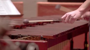 Deux anciennes chansons un peu apaisées dans leurs nouveaux atours, symphonique pour "Le temps qui passe sans moi », et en trio pour "Chanson de la ville silencieuse": premiers extraits de "Quelques lumières", qui sortira le 18 octobre. | Dominique A