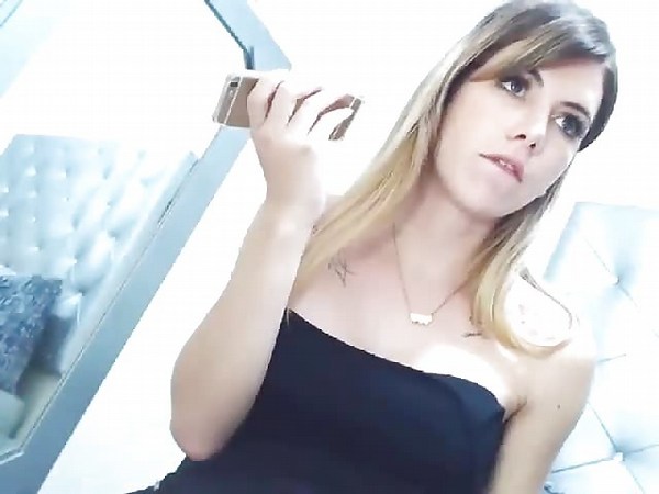 Rubia trans cachonda jugando con su polla