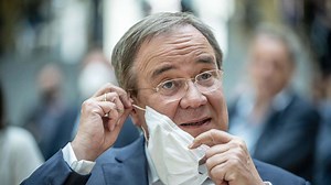 „Eineinhalb Jahre Pandemie und nicht dazu gelernt“ – Armin Laschet betritt Laden ohne Maske