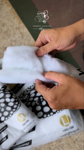 Kemarin2 banyak yang nanya soal kapas filter mekanis yg recommended apa.. Nah ini nih 👍 Vivaria Web Cotton Filter Penyaringan kotoran apalagi kotoran mikro bisa lebih maksimal, karna menggunakan teknologi jaring laba - laba 🕸️ Mudah dipotong/disobek, mudah pula nyucinya, dan bisa digunakan berulang-ulang, awet pokoknya. | Hendra Goldfish