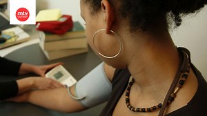 Vapaaehtoiset lääkärit turvapaikanhakijoiden apuna: "Meidän harteilla jo liikaakin"