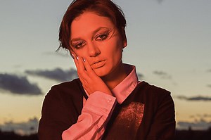 Daya Berkontribusi Untuk Film “Late Night” Dengan Lagu Tulisan Diane Warren, ‘Forward Motion’