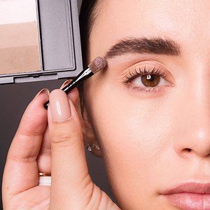 Sobrancelhas perfeitas em 3 passos com a paleta Great Brows! Penteie as sobrancelhas, use as duas cores de sombra matte para preencher e definir e por fim, aplique um iluminador cremoso para iluminá-las. A paleta conta com dois pinceis para você ter tudo em um só lugar! Compre em uma de nossas lojas ou online aqui: http://bit.ly/GreatBrows-br #Regram Global Senior Artist @themariamkhairallah e @maccosmeticsmiddleeast #MACCosmeticsBrasil | M·A·C Cosmetics