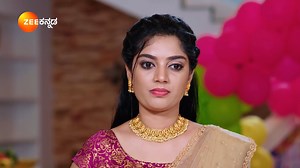 ಶ್ಯಾಮಳನ್ನು ಕಾಣದೇ ಚಡಪಡಿಸ್ತಿದ್ದಾಳೆ ರೂಪಾರಾಣಿ! ಸಂಪೂರ್ಣ ಸಂಚಿಕೆ ವೀಕ್ಷಿಸಲು Download ಮಾಡಿ‌‌ Zee5: https://zee5.onelink.me/RlQq/fkDownloadZEE5App #RoopaRani #KrishnaSundari #ZeeOnTheGo #ZeeKannada #BayasidaBaagiluTegeyona | Zee Kannada