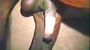 Một người phụ nữ vuốt ve con ngựa bằng tay trước khi quan hệ tình dục