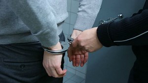 Eve-teasing: ఎమ్మెల్యే, ఆయన కొడుకు అర్దరాత్రి పోలీస్ స్టేషన్ లో హంగామా, రేయ్ లాకప్ తాళం!