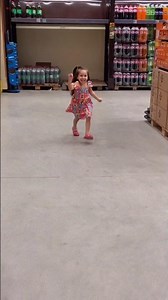 Ela ama ir às compras 😂 #baby #aurora #cutebaby #renesmee #cute