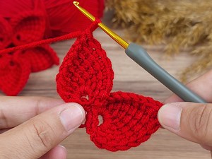 9.4K views · 407 reactions | Run, there is a Tunisian flower model making in this video | Desing Crochet | Facebook