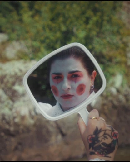 Rosalie Ayotte lève le voile sur l’extrait Je ne serai plus, deuxième mise en bouche de son tout premier album à paraître le 27 octobre prochain, Pansement. ➡ https://musique.audiogram.com/jeneseraiplus Après la pièce indie-pop Femme invincible, l’autrice-compositrice-interprète est de retour avec une chanson plus dansante cette fois, présentant une seconde facette à cet opus versatile. | Audiogram | Facebook