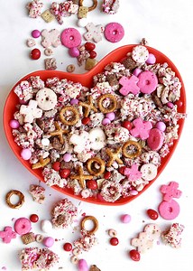 XOXO Valentine's Day Snack Mix