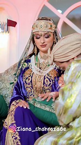 Mariée marocaine portant une takchita brodée avec tarz ntâa (broderie aux fils d'or, qui fait la réputation de la ville de Fès depuis le Moyen-Age). Sa tête est décorée avec un diadème traditionnel fait de velours serti de perles, de pièces en or et d'émeraudes. عروس مغربية ترتدي تكشيطة مزينة بطرز النطع (وهو طرز تشتهر به مدينة فاس منذ القرون الوسطى) وفوق رأسها نوع من انواع التيجان المغربية مصنوع من المخمل المرصع بالذهب والزمرد واللؤلؤ Video : @ziana_chahrazad Texte : Traditions et coutumes maroc