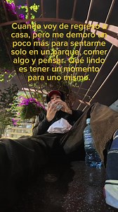 Regreso a casa solo por la noche en un parque fumando