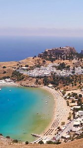 Lindos Beach, on Rhodes Island in Greece, is famed for its stunning scenery and clear waters. Set against the backdrop of the ancient Acropolis of Lindos, its golden sands slope gently into the Aegean Sea.🌊 The beach offers swimming, sunbathing, and water sports, with vibrant beach bars and tavernas adding to the lively atmosphere. Boat tours and coastal hikes are popular activities, making Lindos Beach a perfect blend of natural beauty and historical charm for any traveller.🤩 Plan your visit 