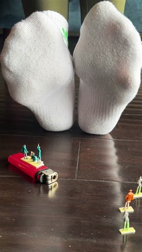 Giantess Trend: Crushing Tiny Man