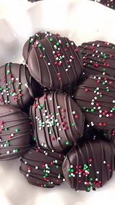 Easy Homemade Peppermint Patties. Recipe👉 https://www.lifeloveandsugar.com/peppermint-patties/ These Peppermint Patties are easy to make and perfect for the holidays! A creamy, tender peppermint filling is wrapped in a layer of semi-sweet chocolate and a smattering of colorful sprinkles! And all you need is 7 ingredients! #peppermintpatty #peppermintpatties #patties #peppermint #christmastreats #treatyourself #treats #lifeloveandsugar #lifeloveandsugarrecipe | Life, Love and Sugar