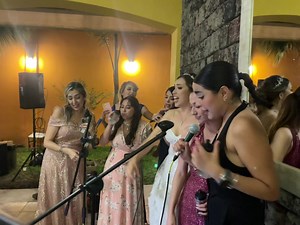 Las chicas cantando a todo sentimiento. | Grupo Essencia Musical | Facebook