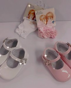 Girls PRAM SHOES Stunning patent with diamanté buckle Pram shoe from pretty originals ONLY £32 Available NOW in store in sizes... White: 15, 17, and 18 Pink: 16, 17, 18 and 19 Pm or comment to get yours #piccolinachildrensdesignerwear #piccolinadesignerchildrenswear #prettyoriginals #girlspramshoes | Piccolina Childrens Designer Wear Falkirk | Facebook
