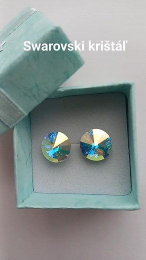 ✨️Swarovski krištáľ zachytí každý lúč svetla a premení ho na magický odlesk, ktorý ťa bude sprevádzať počas celého dňa. 🌟 Neváhaj a doplň svoju šperkovnicu o kúsok elegancie, ktorý ťa rozžiari. Priemer 1 cm, cena 9,-€. | Koralix handmade bijouterie