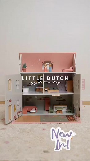 Casuta din lemn FSC pentru papusi de la Little Dutch este o piesa de mobilier minunata si fermecatoare, perfecta pentru a inspira imaginatia si creativitatea copiilor. Aceasta casa de papusi vine intr-o nuanta placuta de alb cu un acoperis dragut in nuanta de roz, adaugand un element de dulceata si farmec. Detaliile sale se extind si mai mult, cu obloane din lemn autentice care pot fi deschise si inchise, permitand micilor proprietari sa se joace cu lumina si umbre. Un aspect minunat al acestei 