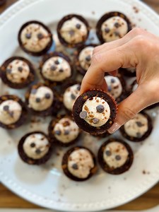 2.4K views · 70 reactions | CHEESECAKE BROWNIE BITES❤️ It’s a double layer of deliciousness—a dark chocolate brownie base with rich, indulgent cheesecake filling (I know, right?!?) These are perfecto for a holiday party platter! ✨You’re welcome 殺 https://bit.ly/3FjmpTP | Joy Bauer | Facebook