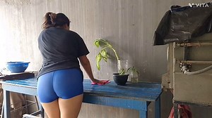 Contrato a una empleada domestica y me la follé en la casa de mis suegros