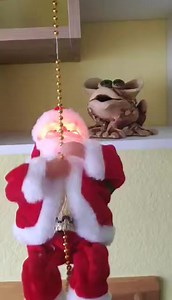 Kalėdų senelis, kuris lipa karoliukais ir smagiai groja 😉 Kaina 16 eur 😊 Puiki dovana 🥰 Ačiū, kas pasidalins 🌺🌺🌺 | UAB "Dikara"