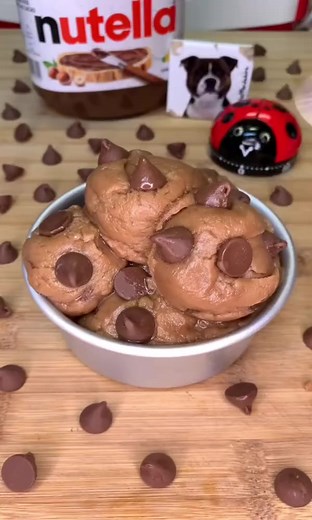 👩🏼‍🍳Recette🇺🇸: Pâte à cookie cru 100% comestible - Edible cookie dough 😋🍪 - Tout d’abord, merci à @We Dough pour leur recette !😄 - 📌INGRÉDIENTS : • 180g farine🌾 • 90g beurre 🧈 • 80g sucre blanc🎋 • 20g cassonade🎋 • 45 ml de lait🥛 • 1 cc vanille liquide 🌴 • 2/3 poignées de pépites de chocolat 🍫 - ⚠️Si vous n’avez pas de four, passez la farine 30 secondes au micro onde à 800W, en la remuant toutes les 15 secondes (donc une seule fois)⚠️ - #recette #tiktokfood #food #Recipe #tiktokac