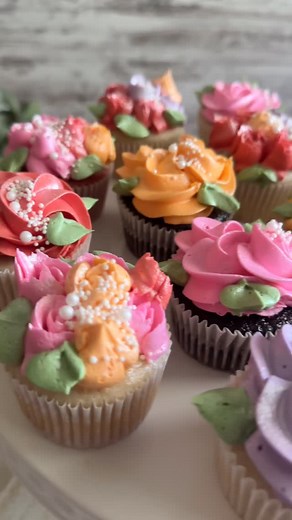 Garden Party Themed BRIDAL SHOWER with these beautiful CUPCAKES! Chocolate, Vanilla Strawberry. #janniekayscakery #janniekayscakes #hutchinsonks #custombaker #janniekaysbakes #cakebaker #custombake #bakeforyou #janniekayscupcakes #cuppies #gardenparty | Jannie Kay's Cakes