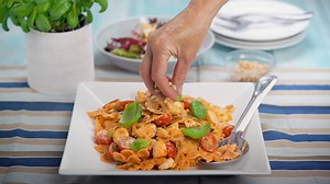 Balmy summer nights go hand-in-hand with pasta salad. Try our delicious recipe for Farfalle pasta salad with bocconcini and Sundried Tomato Pesto! #newwayswithpesto #barillaaus | Barilla