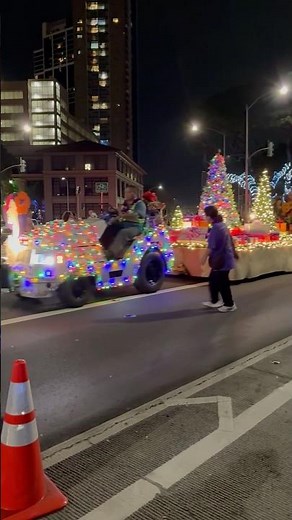 Honolulu City Lights Parade 🎄✨ | Colorful Floats at the Finish