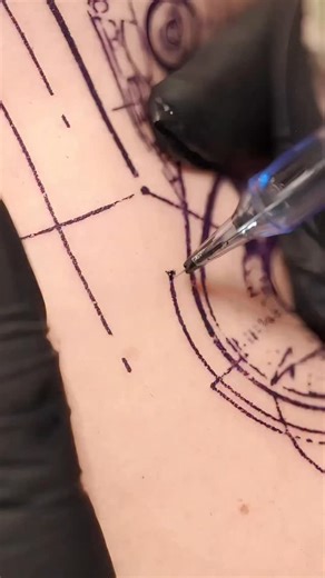 • NEON TATTOO JÜLICH • on Instagram: "🔥 Großartige Neuigkeiten für alle Tattoo-Fans! 🔥 Die Oktober-Termine von @diegodominguestattoo waren im Handumdrehen ausgebucht… Aber keine Sorge – er hat seinen Guestspot verlängert! 💥 📅 NEUE zusätzliche Termine: 20.10. – 23.10.2025 Das ist deine Chance, dir doch noch ein Tattoo von ihm zu sichern! 📩 Schreib uns jetzt für eine unverbindliche Onlineberatung oder komm direkt im Studio vorbei! 📲 Terminvereinbarung per WhatsApp: +49 176 32070358 📍 52531 