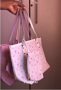 Small Tote bags available for only P200,contact number on bio to make a purchase,single or bulk🤭💗! #shantellesplugline #foryou #fyp #viralvideo #botswana🇧🇼tiktok