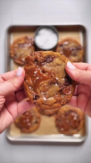 An easy way to make your cookies🍪 perfectly round. Did you spot our Chopaholic Kitchen Utility Knife? 🔪 📸 @nikkicoyne . . . . #JPcooks #JPkitchen #foodviral #foodiesfeed #foodtagram #foodguide #fooddaily #foodishappiness #dailyfood #food #foodporn #lifehack #homehacks #hacklife #foodhack #instahacks #cookinghacks #instahack #hacked😜 #diylifehacks #kitchenhacks #dailyhacks | Jean Patrique Professional Cookware