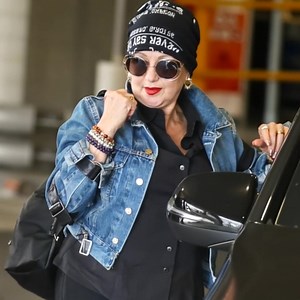 19K views · 38 reactions | Recunoști acest icon pop rar văzut?  La 7️⃣1️⃣ de ani, arată absolut incredibil!  Deși a fost departe de lumina reflectoarelor pentru o perioadă, frumusețea și carisma ei atemporale au rămas puternice.  Curiozitatea îți este stârnită?  Derulează jos pentru primul comentariu și descoperă cine este și cum se menține radiantă! ⬇️⬇️⬇️ | Despre tot | Facebook