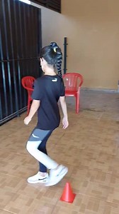 🎬 [Modelaje de pasarelas modo burbujas] ¬ De esta manera nuestras niñas entrenan bajo la atenta mirada de sus padres, técnica de giros por esquineros 🔳🔲 ℹ️ Presiona aquí 🔜https://instagram.com/crisfer_modelspy?igshid=126lyukj0fg36 🫂 Model : Génesis 🫂 Madre : @cinthia_fretes_80 👑 CF | Cristian Fernández Model School