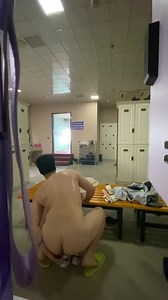 ペラのマスターベーションは、ジムと浴場でフラッシュを明らかにします