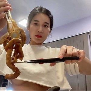 Real Mukbang Spicy Stir-Fried Pork Intestines spicy Noodles Yumi Diary Singapore #Mukbang #eatingshow How to cook pork intestines | Yumi Diary