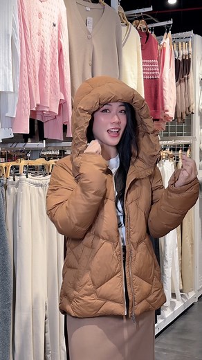 MỚI NHẤT❄ Áo phao chần bông siêu nhẹ TokyoLife - Mềm mai, siêu ấm! Giá Tốt: chỉ 1299K Đi mưa lạnh, gió bay cũng không xi nhê gì khi mặc Áo phao chần bông TokyoLife nhẹ tênh mà siêu ấm. ✅Chất liệu siêu nhẹ, chống bám nước khi gặp thời tiết mưa phùn ✅Đường chần chám ấn tượng, hạn chế xổ bông khi sử dụng ✅Mũ trùm đầu liền áo bảo vệ cơ thể toàn diện khỏi cơn gió lạnh ✅Giặt máy vô tư không lo dồn bông hay vón cục ✨Ra mắt 2 màu nâu và trắng kem HOT nhất mùa! Ghé TokyioLife trải nghiệm ngay hôm nay! --