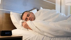 Homme endormi éteignant le réveil et : vidéo de stock (100 % libre de droit) 4003842769 | Shutterstock