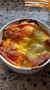 Keto Chicken Pot Pie 🥧 – The Comfort Food You Crave! Who says you can’t enjoy a hearty chicken pot pie while on a keto diet? This low-carb, cheesy crust makes it all possible! Packed with rotisserie chicken, veggies, and a creamy mushroom filling, this dish is both satisfying and guilt-free. Ingredients: 👉 1 ½ cups rotisserie chicken 👉 1 ½ cups homemade cream of mushroom soup 👉 1 can Veg-All (drained) For the crust: 🥚 1 ½ cups shredded mozzarella 🥄 2 tbsp cream cheese 🥄 2/3 cup almond flo