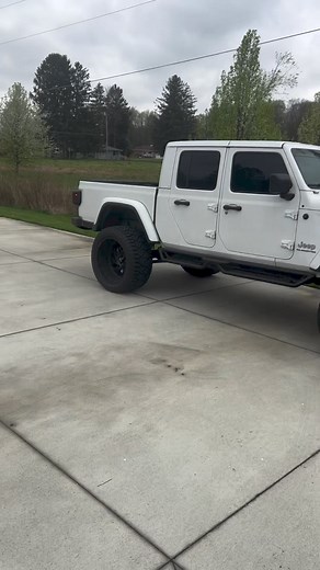 5.1K views · 33 reactions | Here she is… everyone meet Dolly. I knew it was gonna be so hard to replace Diamond she truly was a dream; but then I met Dolly… it was love at first sight… well plus a couple upgrades of course #JeepTruck #JeepGirl #jeep #jeepwrangler #jeepgladiator #gladiator #truckgirl | B.E. Humble | Facebook