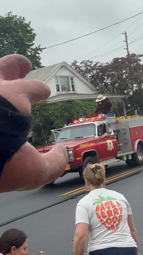 Shout out to Smokey the bear for waving back to me. A true legend. “Only you can prevent Forrest fires!” @smokeybear #smokeythebear #fyp #foryou #fypage #explore #explorepage #reel #reelsinstagram #reelsvideo #fingeramputee #amputeelife #darkhumor #amputeehumor #amputee #threefingers #disability #limbdifference #limbdifferenceawareness #awareness #luckyfin #luckyfinproject #wherearemyfingers #tenfingersareoverrated #fingeramputeestruggles #smokeythebear | Kyle Mazur