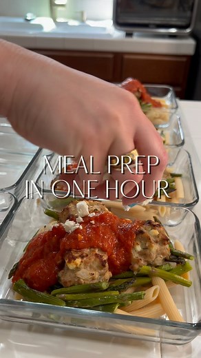 Over the last 18 months I have shared hundreds of meal prep recipes with you, which eventually ended up with the launch of Meal Prep In One Hour. It’s been so so fun and I just want to say thank you! These Tuscan Chicken Meatballs were my very first viral recipe and one that you guys definitely rank at the top of them all. I also made a batch of my favorite pancakes this week for breakfast. LMK your favorite recipe below 👇🏼 You can grab a copy of my cookbook at the link in my bio Or comment ME