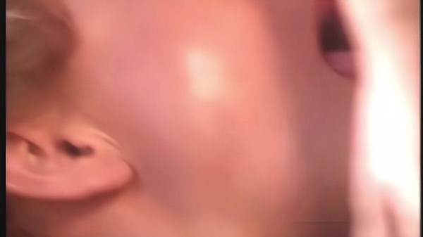 Ricki White genießt es, Muschisaft auf ihren Mans-Schwanz zu spritzen - LatinaFever