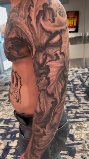 Explora el Arte Oscuro de Paul Booth en Tatuajes