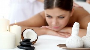 женщина получает массаж на спа-сеансе: стоковое видео (без лицензионных платежей), 10418366 | Shutterstock