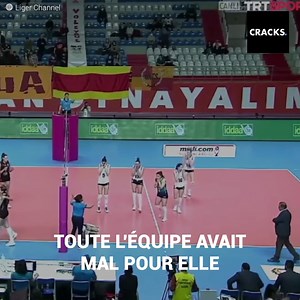 Cette athlète a subi un accident bizarre, qui a provoqué la panique au sein du stade. Après une longue action, la femme a eu une réaction très étrange et a inquiété toutes ses coéquipières, mais le résultat serait encore plus incroyable. Abonne-toi pour plus de vidéos http://bit.ly/yt-cracksfr | Cracks du sport