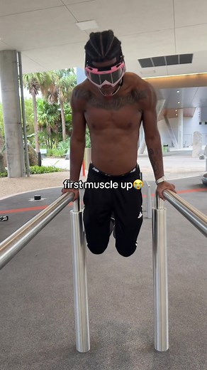 first time trying this😭 #umiami #fitness #calisthenics #muscleup #pullup