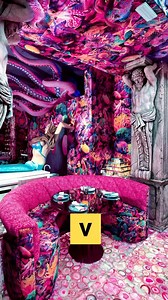 ¡Diseño de interiores increíble en Bestial de Rosi La Loca! La Sirenita ... en Madrid. El interiorismo de Bestial, a cargo de talentosos artesanos nacionales e internacionales, presenta una estética marina impresionante que ocupa 650 metros cuadrados de puro espectáculo divididos en tres áreas distintas, todas decoradas con inspiración oceánica. Desde las columnas que recuerdan a ruinas submarinas, pasando por esculturas de Poseidón, sirenas y tentáculos gigantes de pulpo, ¡todo en la escenograf