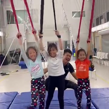 Tuesday Kids Aerial class!! Aerial straps @yuhka_eguchi ＠きみかちゃん ＠さくらちゃん Good one girls 👏👏👏 Coach: @makoto.052.bon 火曜日のキッズエアリアルクラス‼︎ 本日はエアリアルストラップに挑戦🥳 みんなで楽しく練習できました！ 頑張ったね、キミカ、サクラ、カノン👏👏👏 年内最後のキッズエアリアルは明日ですよ！ ご予約お待ちしてまーす♪ #circus #aerial #kidscircus #kidsaerial #aerialstraps #kidsareawesome #duostraps #circusschool #circusinternational #nagoya #flynfittrapezestudio #サーカス #キッズサーカス #エアリアル #キッズエアリアル #エアリアルストラップ #名古屋 #小学生 #楽しく練習 #笑顔 #冬休みの過ごし方 #無限の体力 #良くできました | Fly'n Fit trapeze studio
